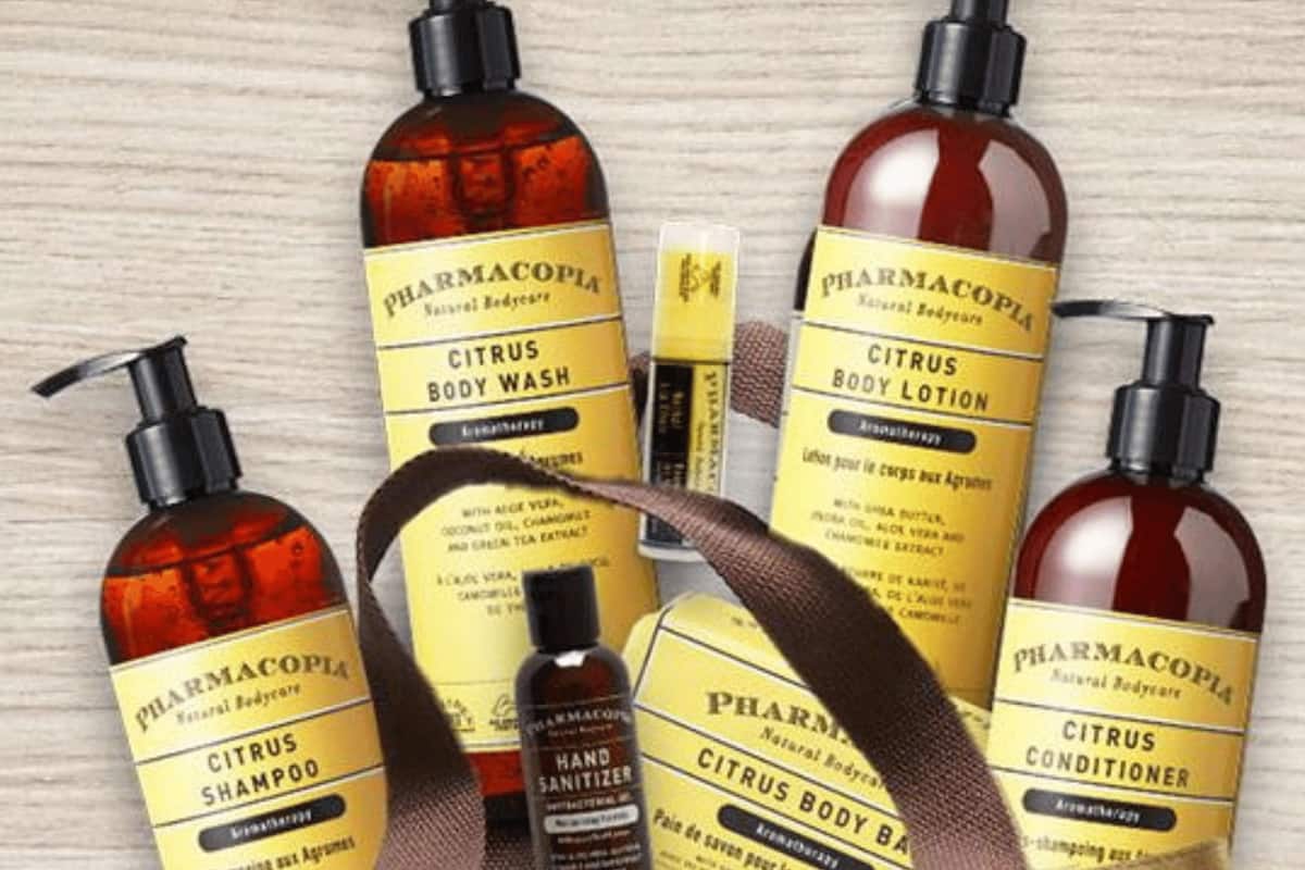 Artículos de tocador gratuitos, secador de pelo, toallas, jabón