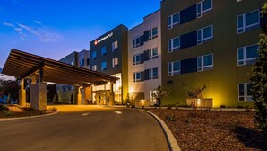 A multi-story hotel with a covered entrance and a well-lit facade. - Best Western Plus Peppertree Nampa Civic Center Inn (Nampa)