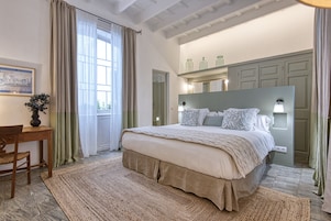 Cozy | Premium bedding, minibar, in-room safe, desk