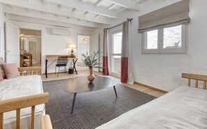 Suite, Terrace | Living room