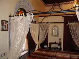 Habitación clásica doble (Muscade) | Ropa de cama de alta calidad y decoración individual