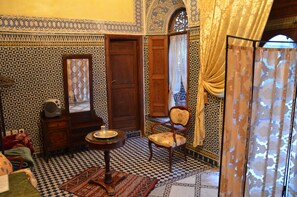 Classic Double Room (Fassi) | Premium bedding, individually decorated, individually furnished, desk - Le Patio De Fes (Fes)