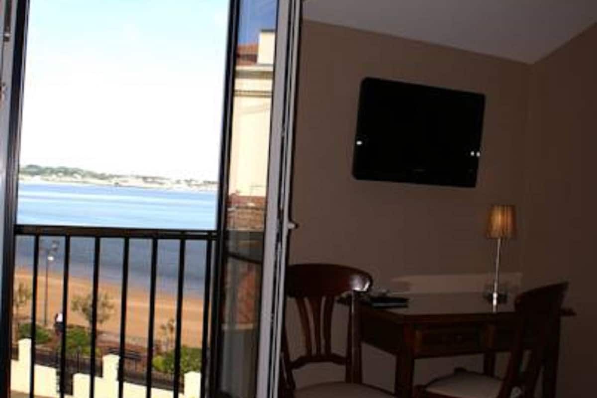 premium bedding, in-room safe, desk, blackout curtains