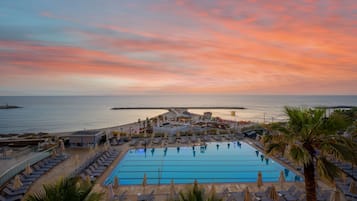 Hồ bơi ngoài trời, mở cửa từ 7:00 đến 18:30, dù/ô trên bãi biển/hồ bơi