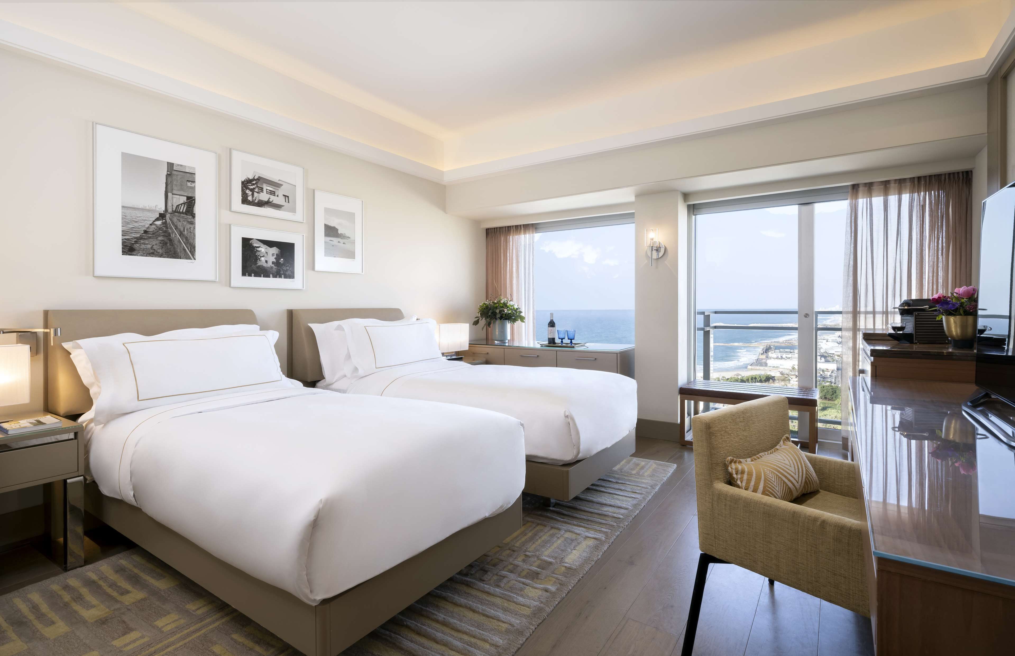 Twin Grand Vista Room with Sea View | Roupas de cama premium, frigobar, cofres nos quartos, escrivaninha