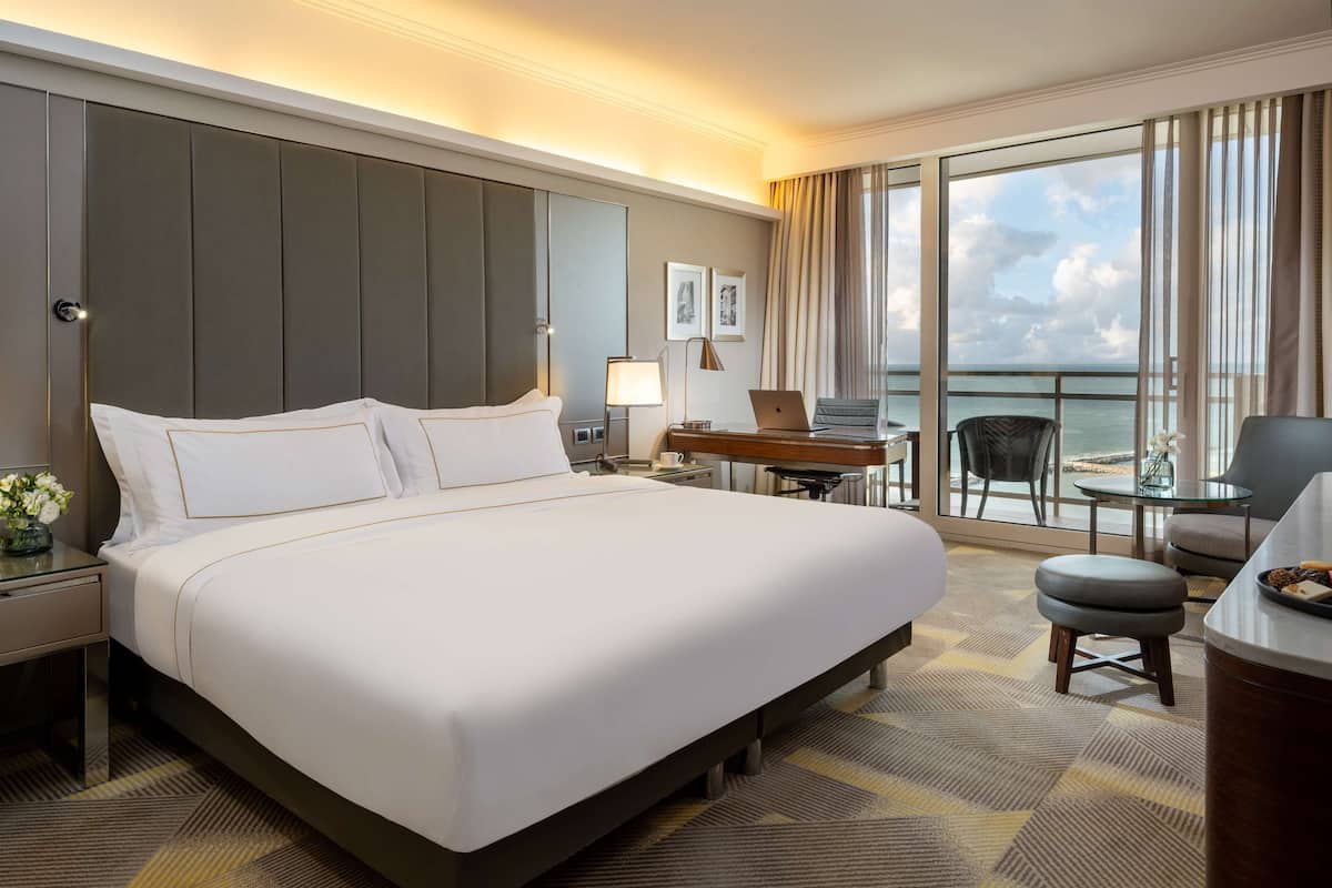 King Corner Vista Suite with Sea View | Premium bedding, minibar, in-room safe, desk