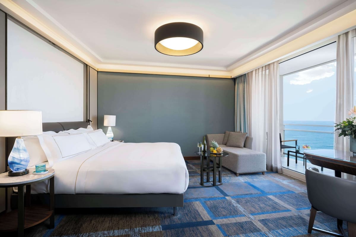 King Studio Vista Premium Room with Sea View | Ćrea de sala de estar | Televisión LCD de 48 pulgadas con canales por cable y televisión