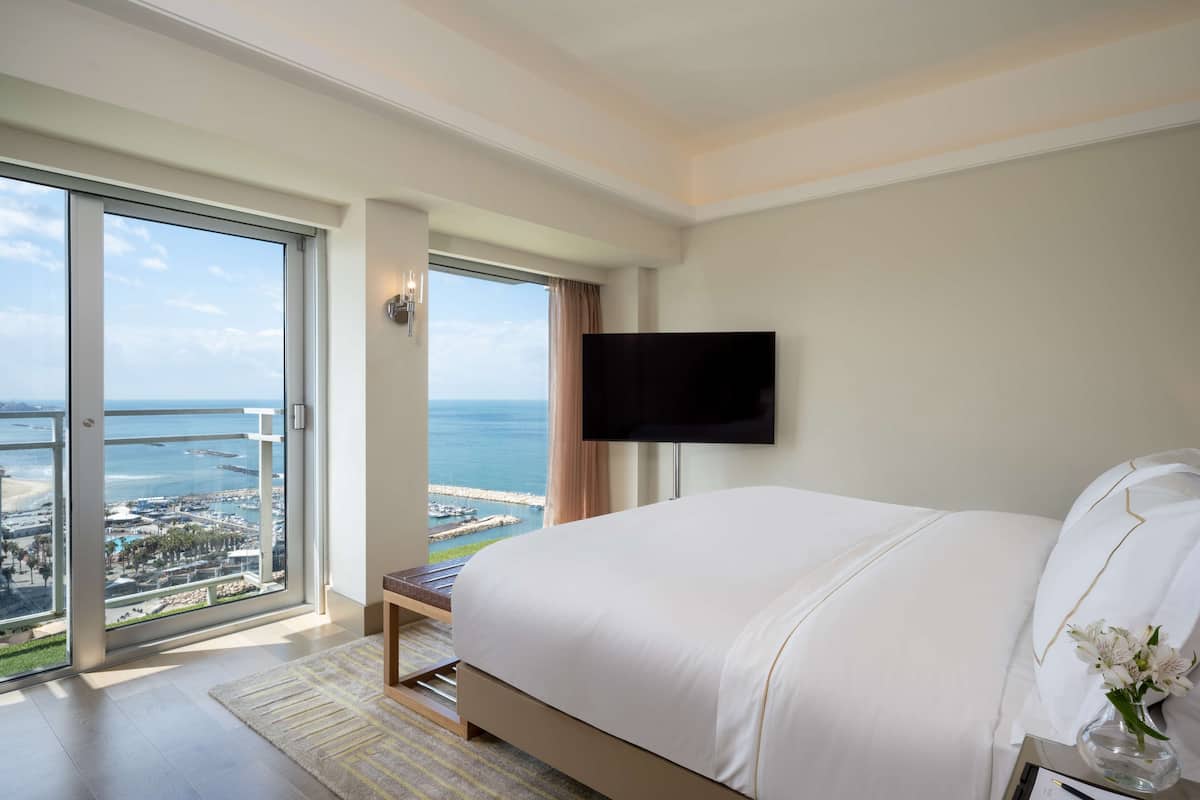 King Grand Vista Suite with Sea View | Premium bedding, minibar, in-room safe, desk