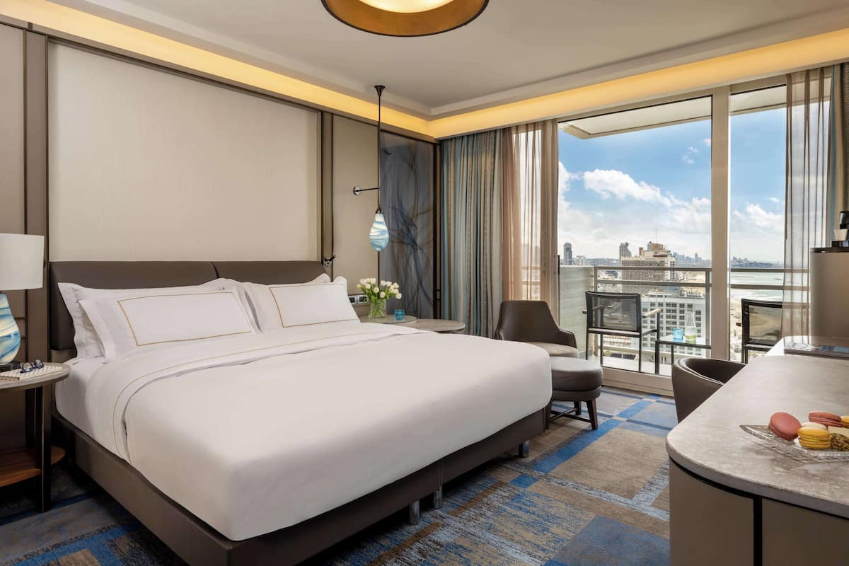 King Vista Premium Room with Sea View | Ropa de cama de alta calidad y minibar