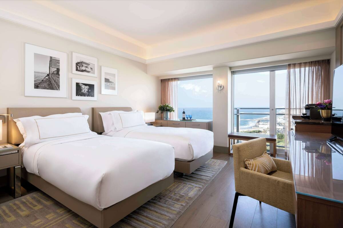 Twin Grand Vista Room with Sea View | Ropa de cama de alta calidad y minibar