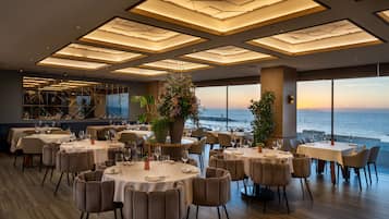 5 restaurants; breakfast, lunch, dinner, and brunch served