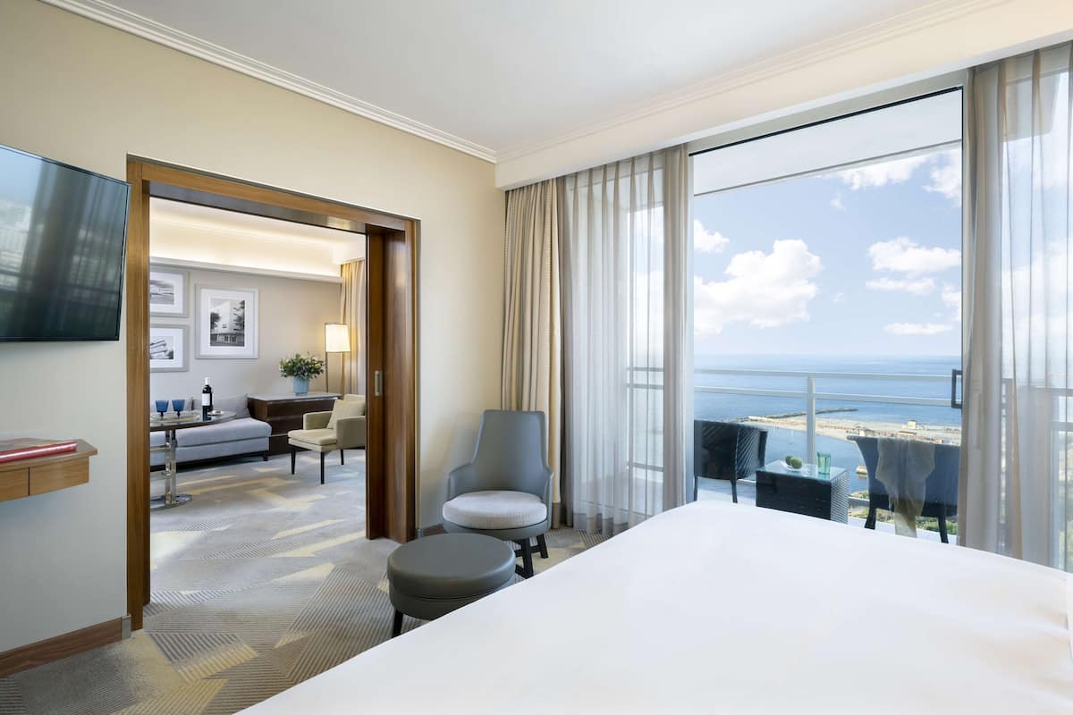 King Plaza Vista Suite with Sea View | Premium bedding, minibar, in-room safe, desk