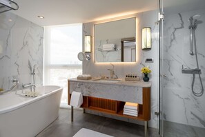 King Tel Aviv Vista Premium Suite with Sea View | Badezimmer