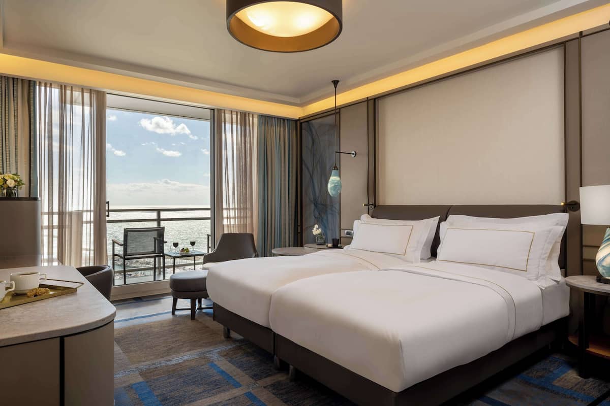 Twin Vista Premium Room with Sea View | Ropa de cama de alta calidad y minibar