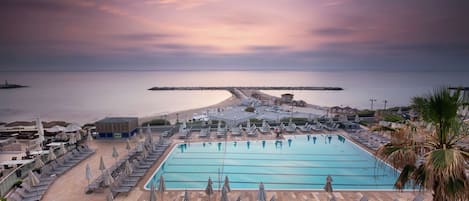 Piscine extérieure, parasols de plage, chaises longues