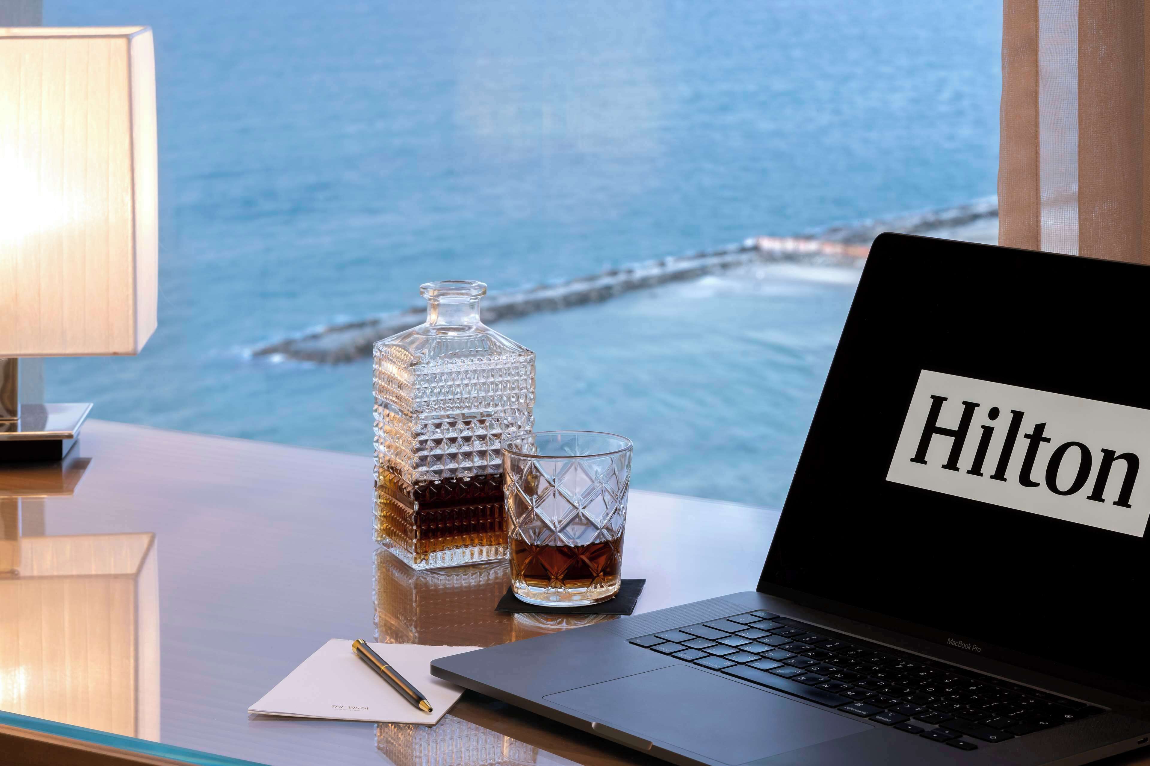 King Studio Grand Vista Room with Sea View | Ropa de cama de alta calidad y minibar 