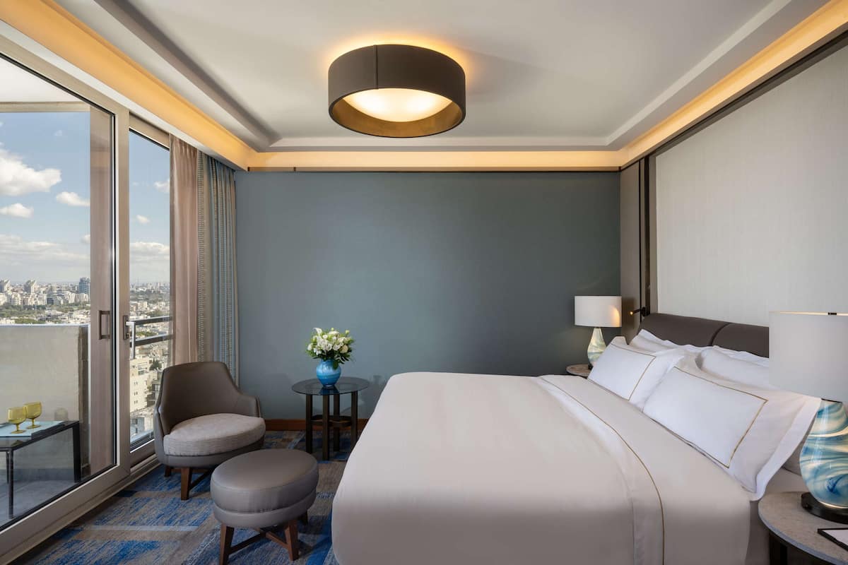 King Plaza Vista Premium Suite with Sea View | Premium bedding, minibar, in-room safe, desk