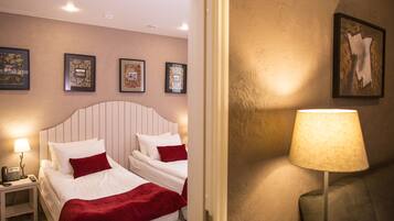 Family Quadruple Room, 2 Bedrooms, Private Bathroom | Peti besi dalam bilik, meja, langsir/tirai gelap terus