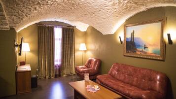 Design Studio, 1 Katil Ratu (Queen) dengan Katil Sofa, Kitchenette | Peti besi dalam bilik, meja, langsir/tirai gelap terus