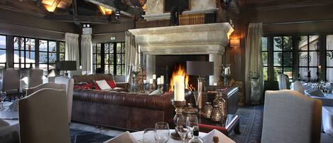 Déjeuner et dîner servis sur place, spécialités Cuisine française