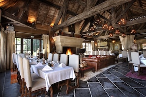 Déjeuner et dîner servis sur place, spécialités Cuisine française