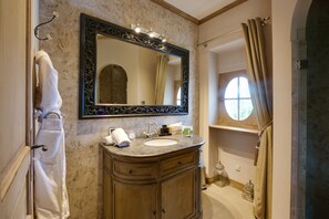 Habitación superior con 1 cama matrimonial o 2 individuales (9) | Baño | Amenidades de baño gratuitas, secadora de cabello, toallas 