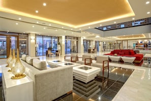 2 bars/lounges, swim-up bar, poolside bar