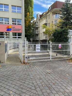 A gated entrance to a building with a sign indicating 'GFO Sopotkie Szkoly Autonomiczne.'
