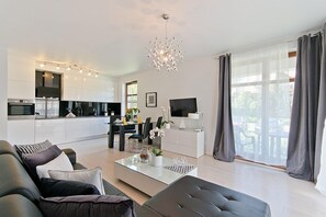 Apartamento (Sopocka Przystan VI) | Sala de estar | Una televisión de pantalla plana