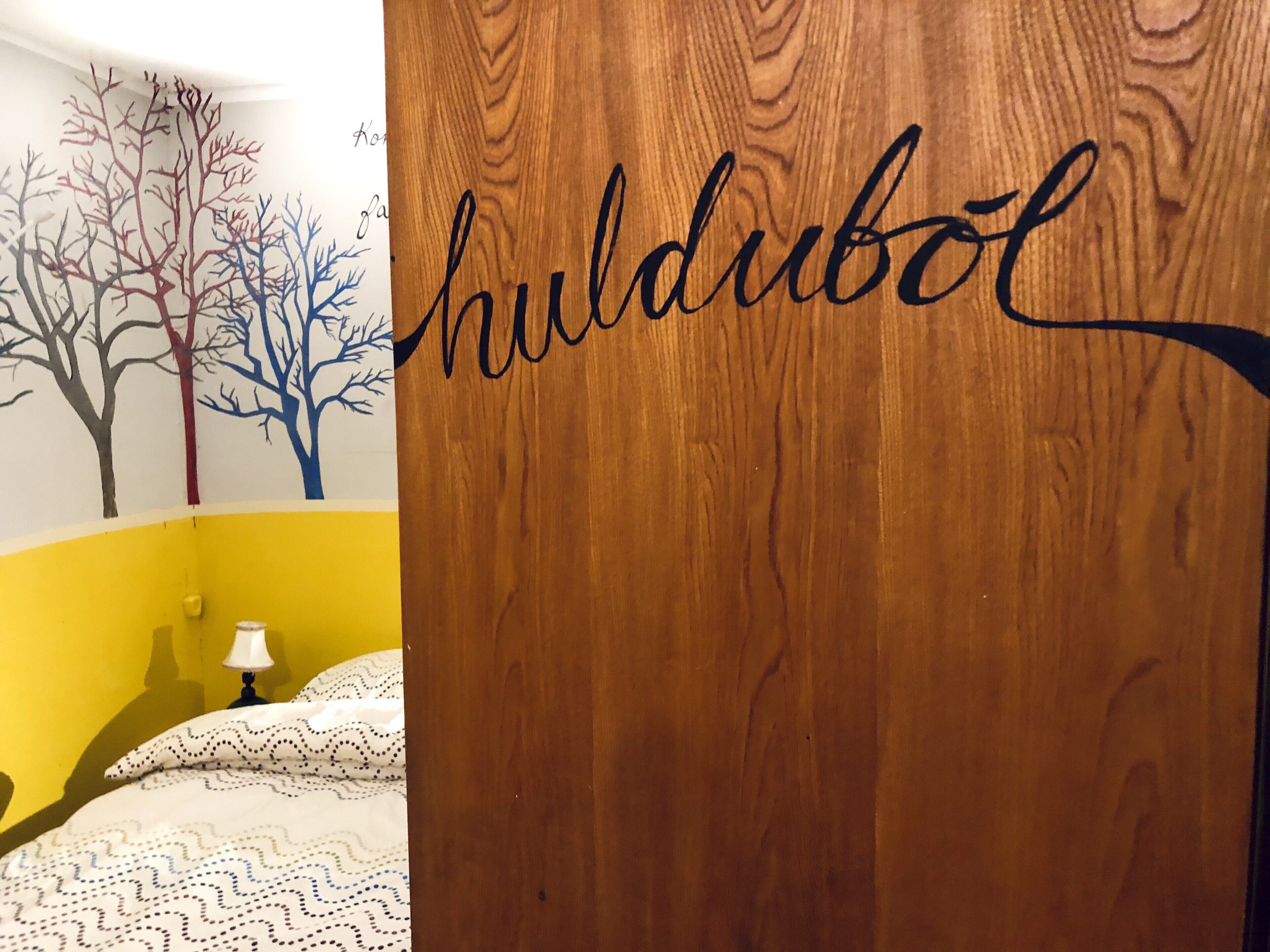Una puerta de madera con el nombre 'huldbol' grabado en negro.