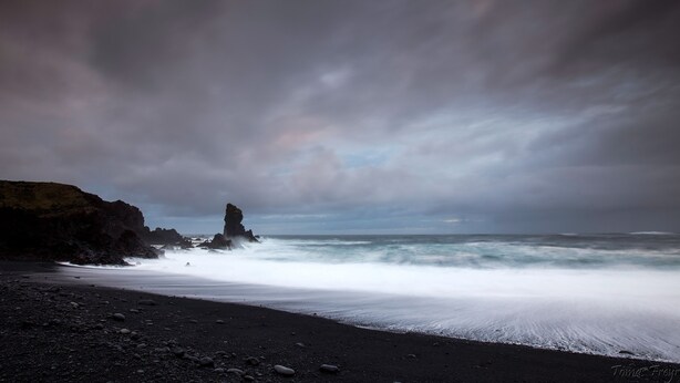 A beach with a rocky shoreline and waves crashing onto the shore. - The Freezer Hostel & Culture Center (Rif)