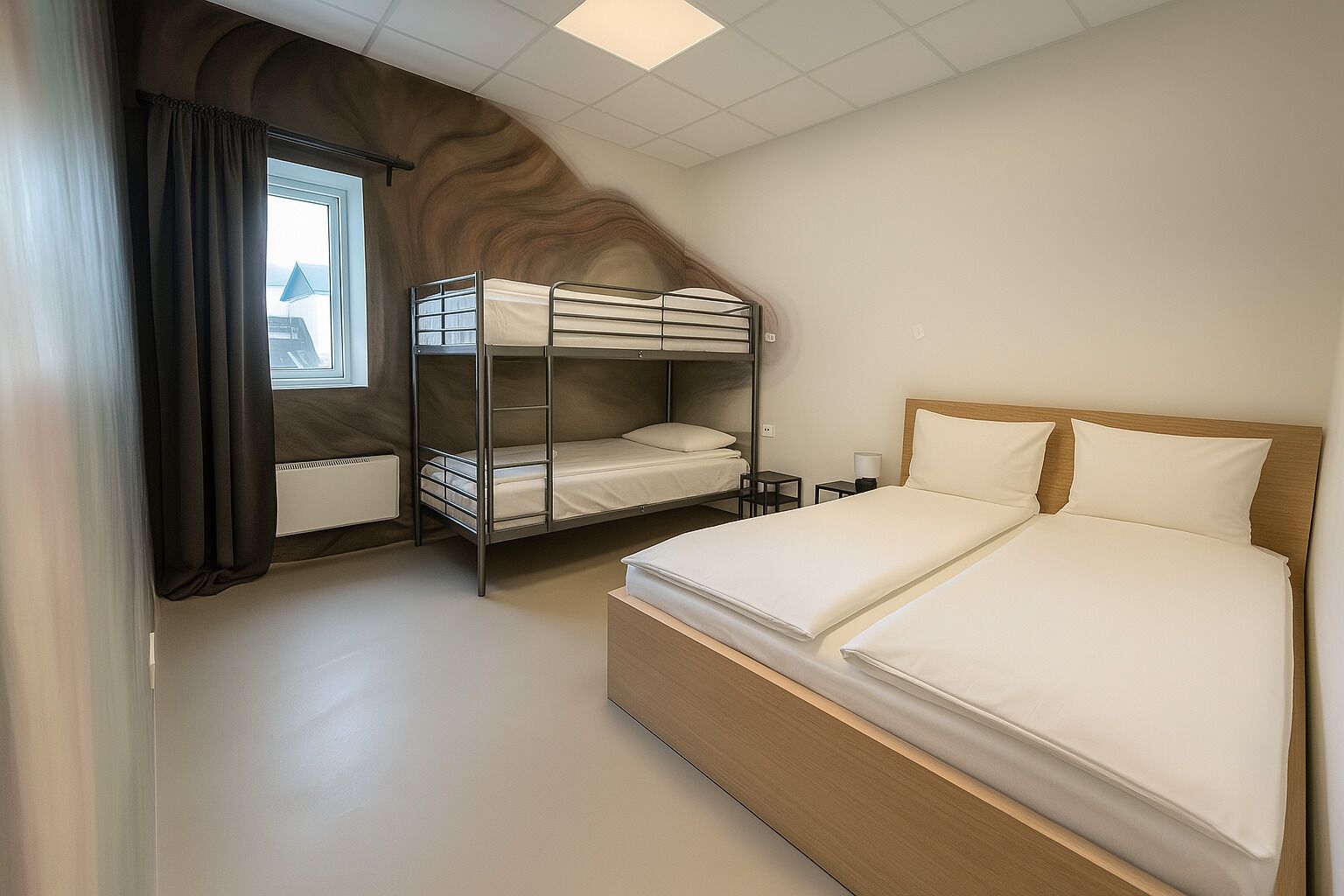 Een slaapkamer met een stapelbed, een enkel bed, een raam met gordijnen en een radiator.