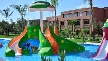 Utendørsbasseng, bassengparasoller og solsenger