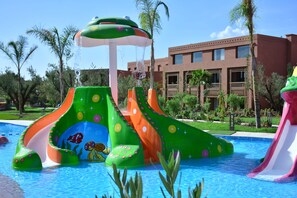 Outdoor pool, pool umbrellas, sun loungers - Be Live Experience Marrakech Palmeraie - All Inclusive (Marrakech)