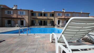 Hồ bơi ngoài trời phục vụ theo mùa