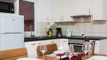 Kühlschrank, Herdplatte, Geschirrspüler, Kochgeschirr/Geschirr/Besteck