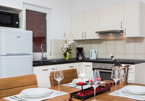 Fridge, stovetop, dishwasher, cookware/dishes/utensils - Jana Residence (Tar-Vabriga)