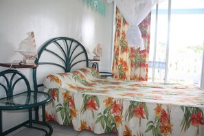 Habitación, acceso a la alberca, vista al mar