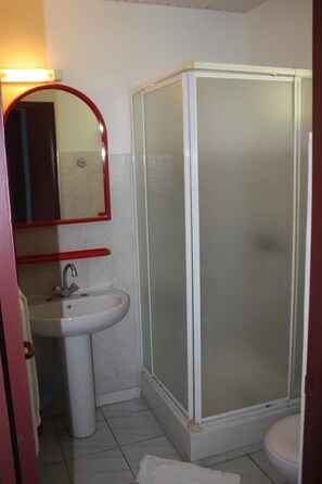 Habitación, acceso a la alberca, vista al mar | Baño