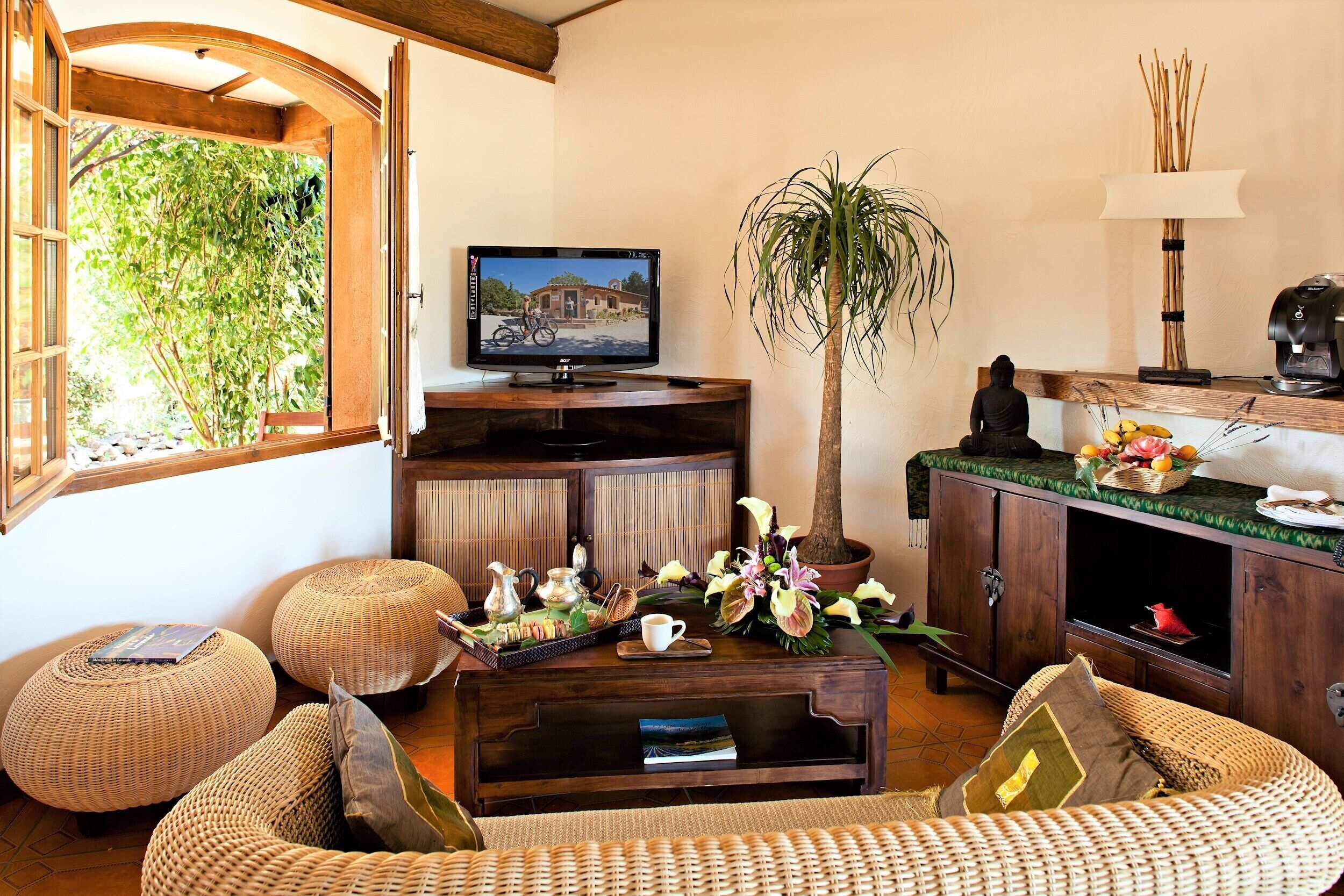 senior suite, 1 king bed | living area | 180-inch flat-screen tv with satellite channels, tv, offices