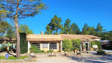 Serveert ontbijt en diner, regionale gerechten