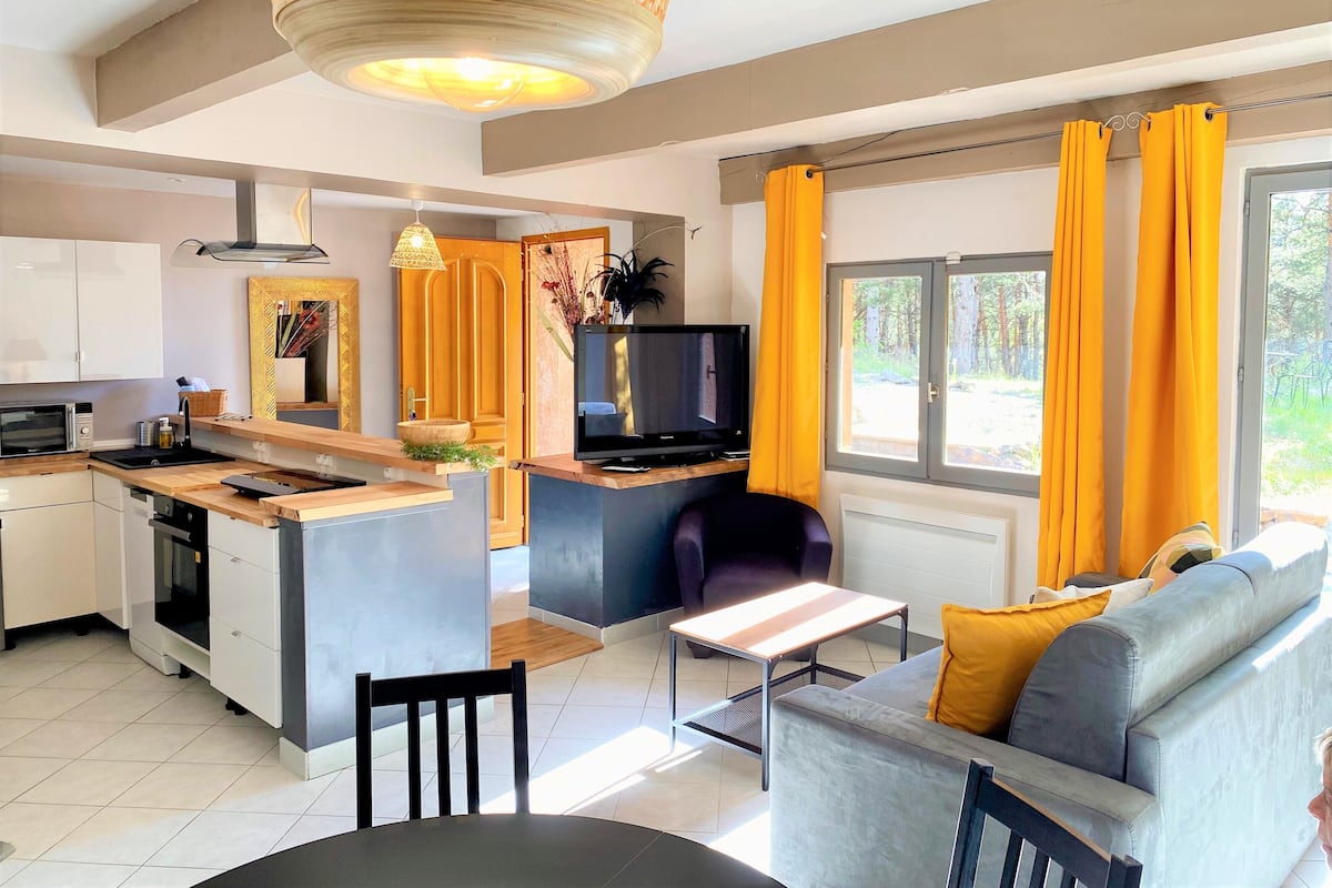 Family Suite, 2 Bedrooms, Garden View | Living area