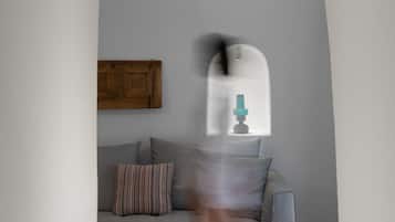 Ein modernes Wohnzimmer mit einer Couch, einem Couchtisch und einer Lampe.