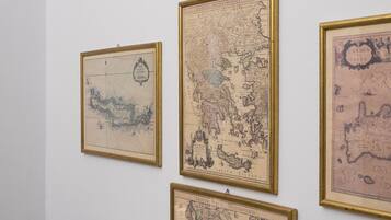 Quattro mappe incorniciate appese a una parete.