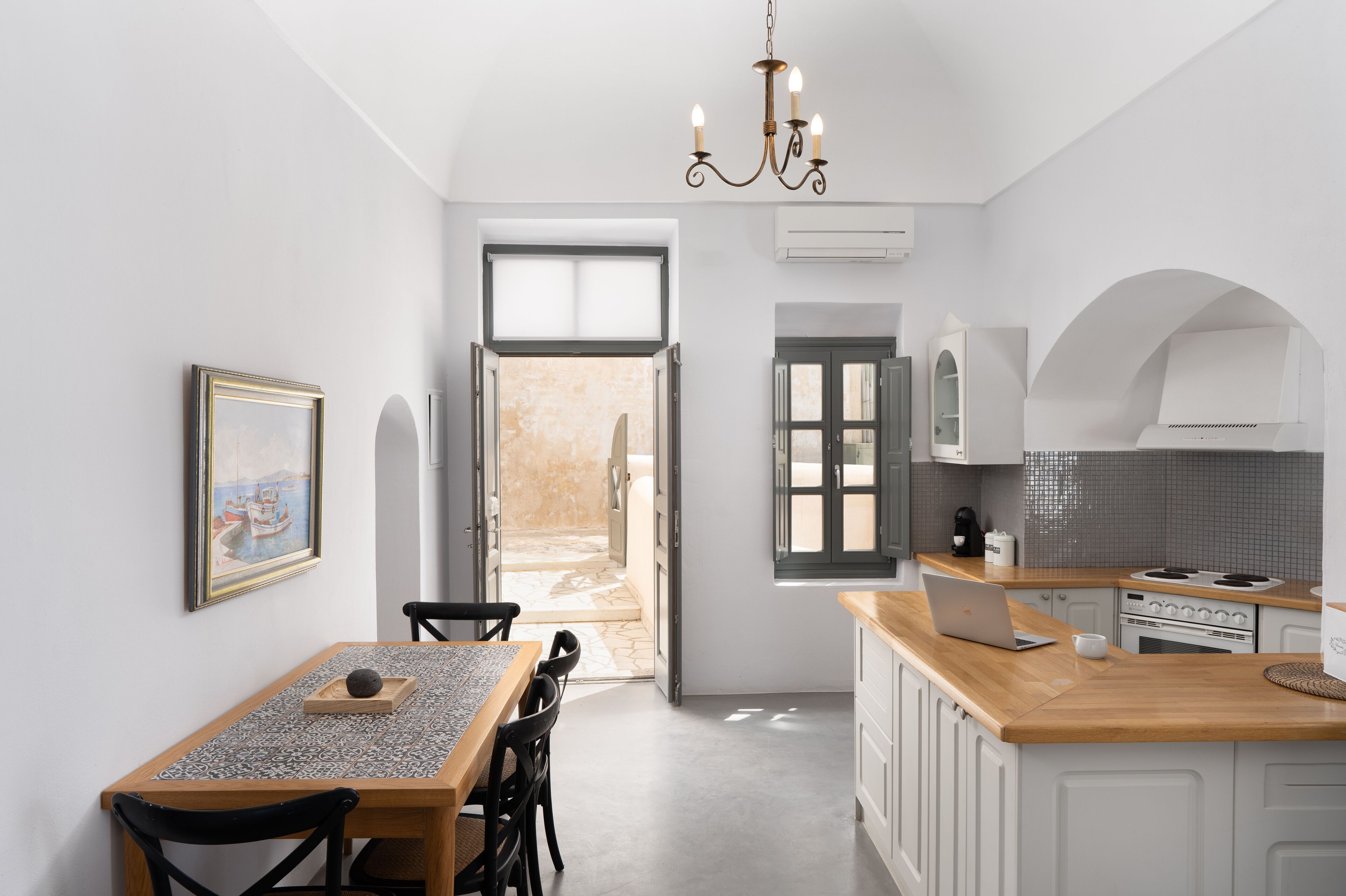 deluxe suite, 2 bedrooms, hot tub, sea view | in-room dining