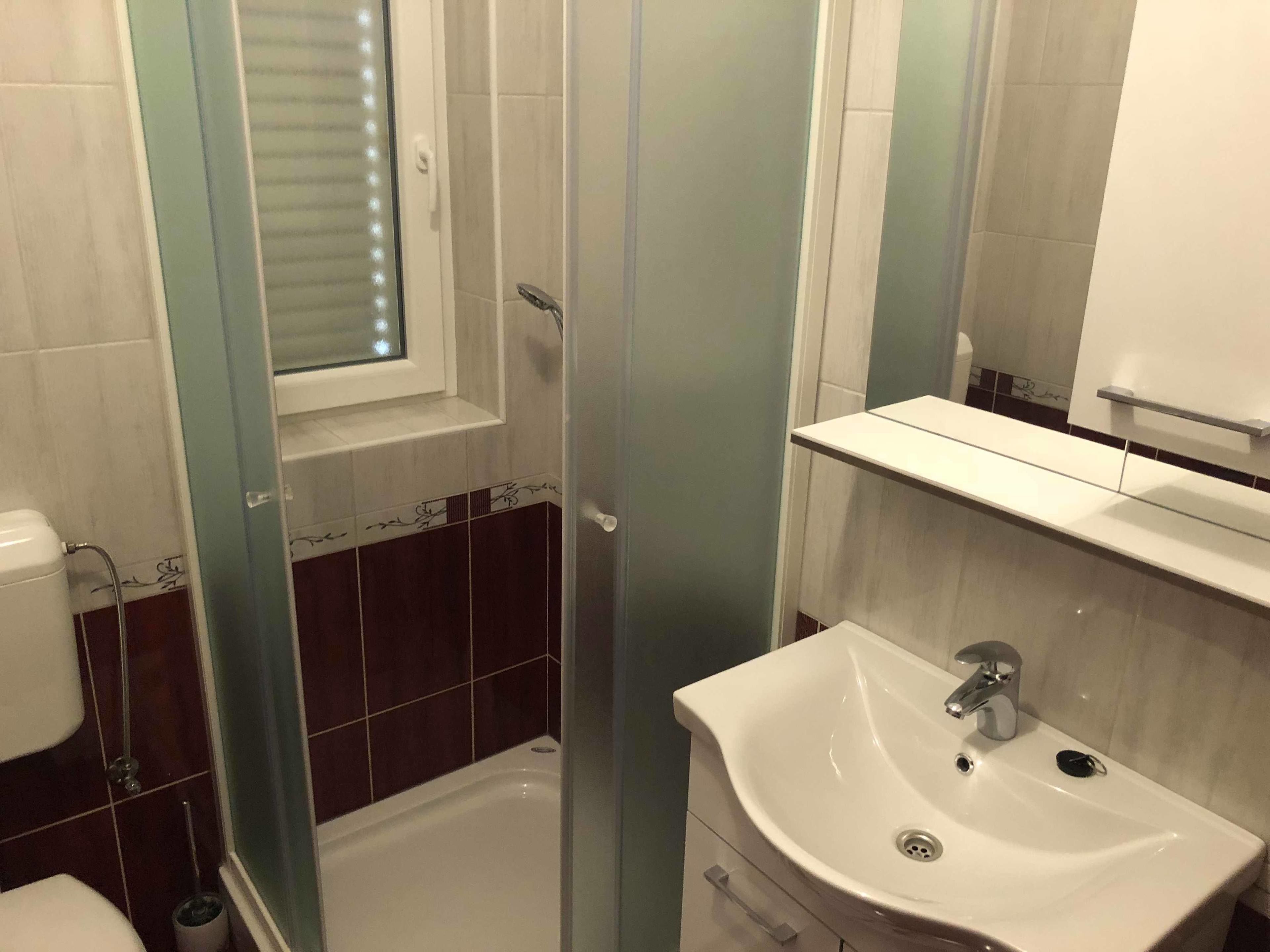 Ein Badezimmer mit einer Badewanne, einem Waschbecken und einem Fenster.