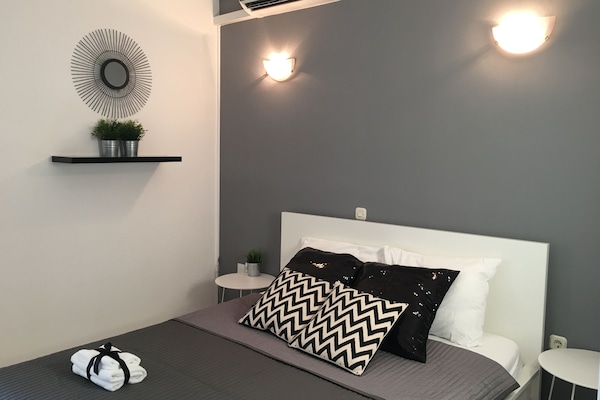 Desk, soundproofing, free WiFi, bed sheets