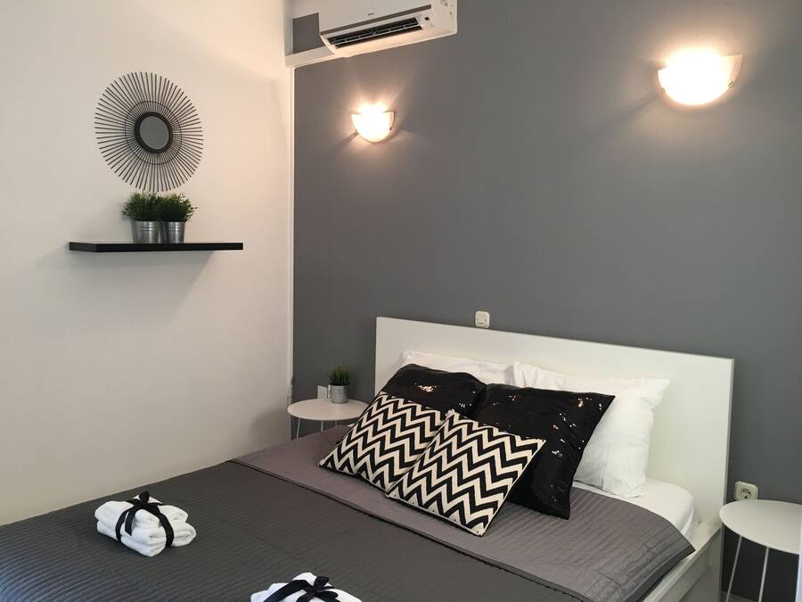 Desk, soundproofing, free WiFi, bed sheets