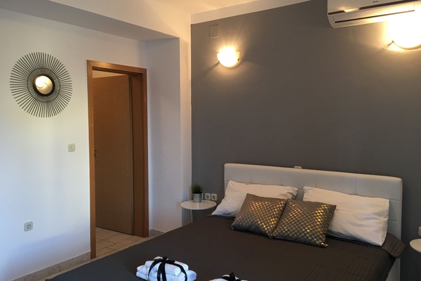 Habitación doble, balcón | Escritorio, insonorización, wifi gratis y ropa de cama