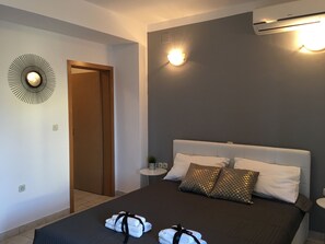 Chambre double, balcon | Bureau, système d’insonorisation, accès au Wi-Fi (inclus)